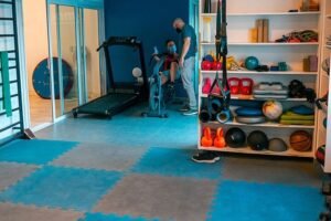 CENTRO DE KINESIOLOGÍA Y REHABILITACIÓN La Clínica 3 CENTRO DE KINESIOLOGÍA Y REHABILITACIÓN La Clínica